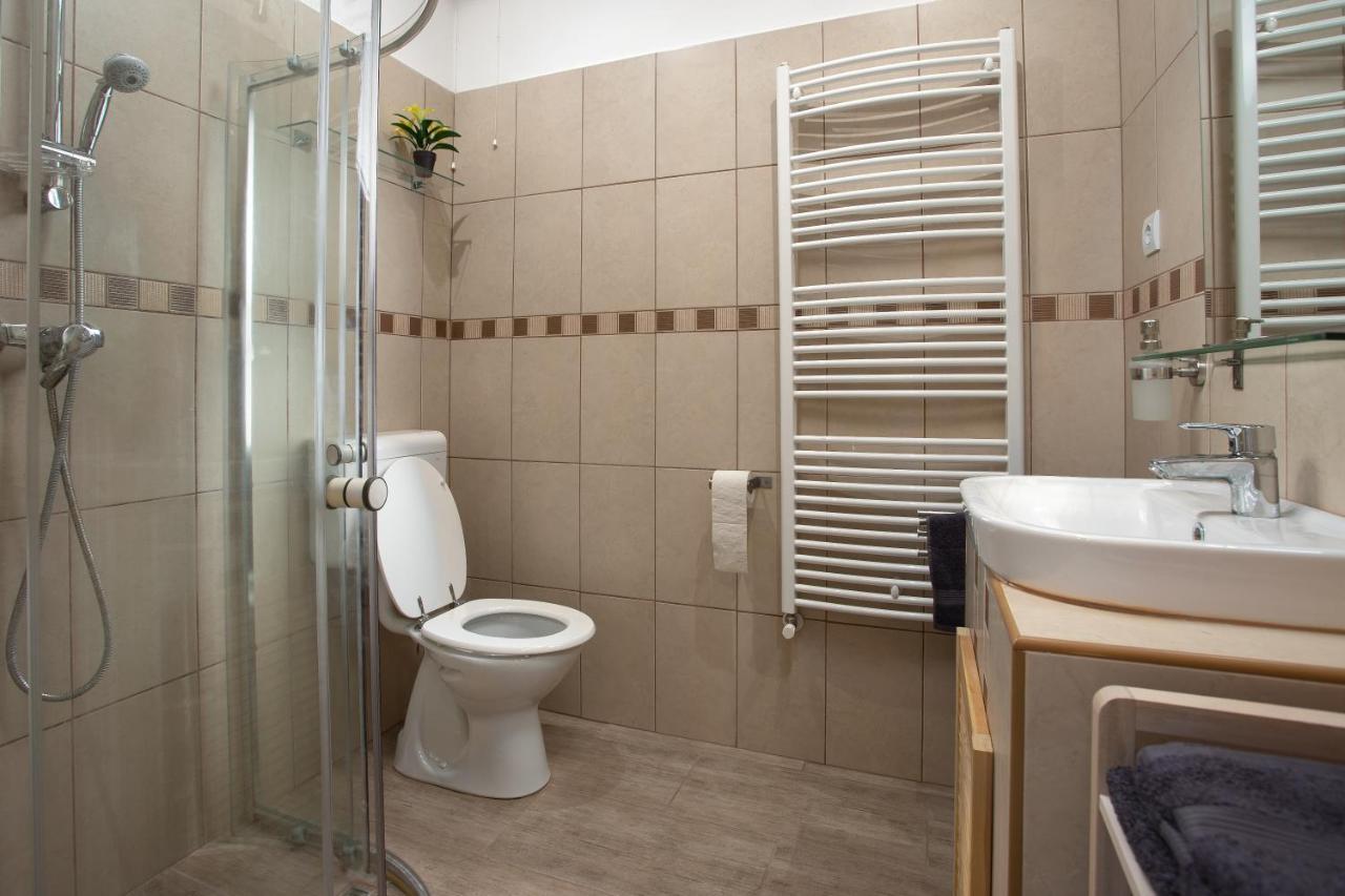 A Charming Little Flat Just Above Szechenyi Square Appartement Pécs Buitenkant foto